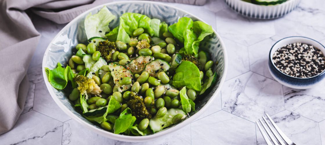 Salată cu castraveți și edamame, gata în 10 minute. Rețeta răcoritoare, bogată în proteine, perfectă pentru zilele călduroase
