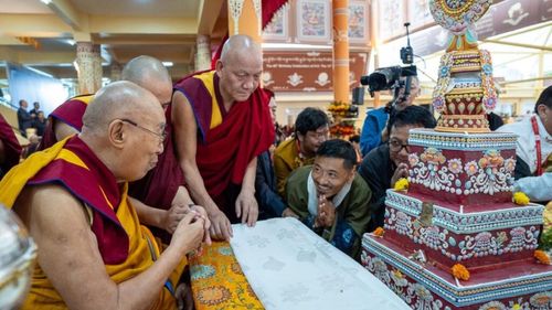 VIDEO / Dalai Lama, sărbătorit cu un tort supraetajat la a 90-a aniversare. Liderul spiritual al cultului budist urmează în general o dietă vegetariană dar mănâncă uneori și carne, din motive de sănătate