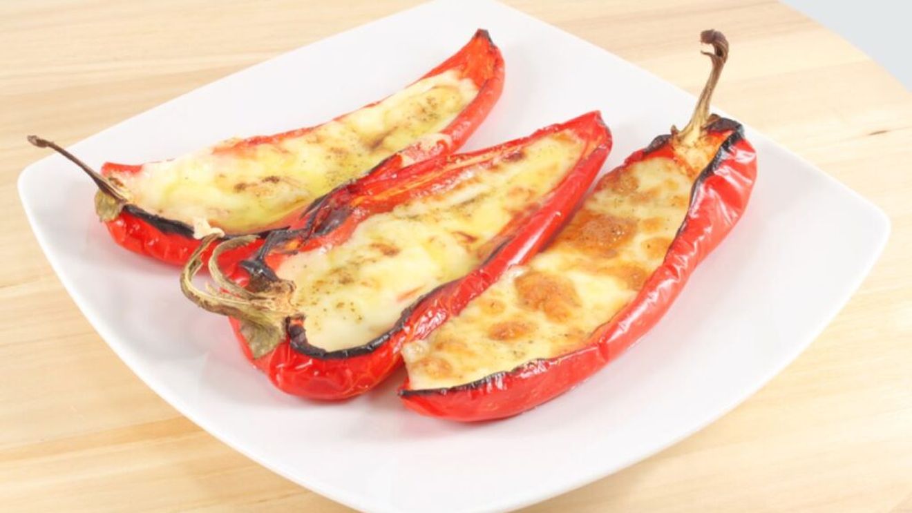 Ardei umpluți în versiune creativă, cu o compoziție de cartofi, brânzeturi și bacon. O altenativă la cei cu carne sau vegetarieni, în stil napoletan