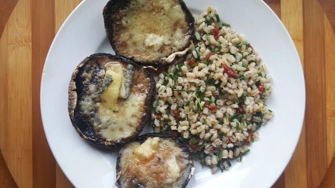 Ciuperci umplute cu brânză, cu garnitură de orz aromatizat cu ceapă verde și roșii deshidratate. Prânz interesant de toamnă, rezultatul unui experiment reușit