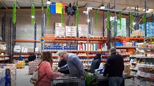 VIDEO | Mărfurile care se vând în magazinele românești din dispora sunt aduse direct din România/ Cum arată unul dintre cele mai mari depozite de acest fel din Spania