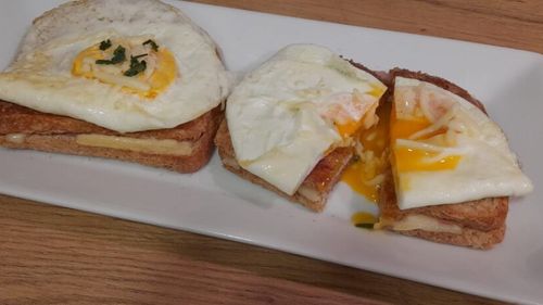Croque Madame - Sandwich-ul franțuzesc faimos care are zeci de variante/ Îl găsiți în orice bistro parizian la micul dejun
