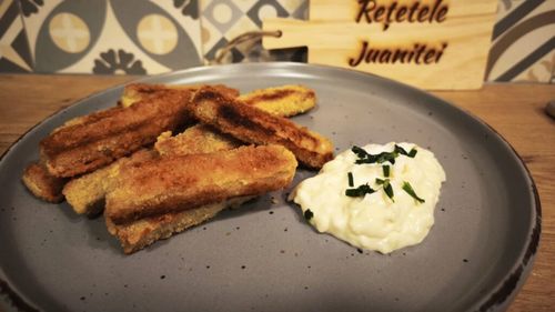 Rețetele Juanitei | Trei feluri de a prăji peștele pentru a face crochete perfecte acasă/ Pește în mălai în stil românesc, în pesmet după model mediteraneean sau fish and chips englezesc