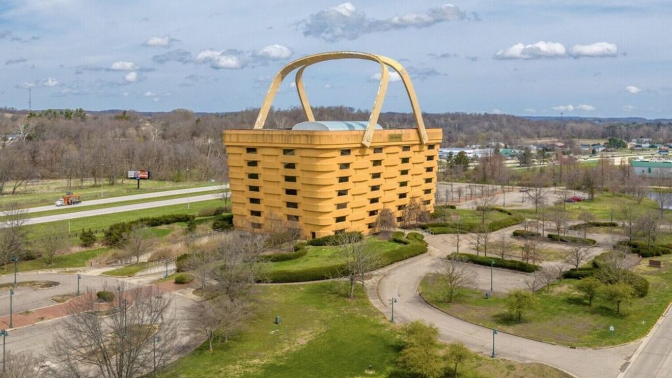 Clădirea în formă de coș de picnic/ Ciudatul edificiu este sediul unui cunoscut producător american de coșuri țesute manual