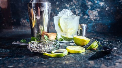 Cocktailurile se mută din localuri în sufragerie. Românii cumpără tot mai multe băuturi ready-to-drink și alternative fără alcool