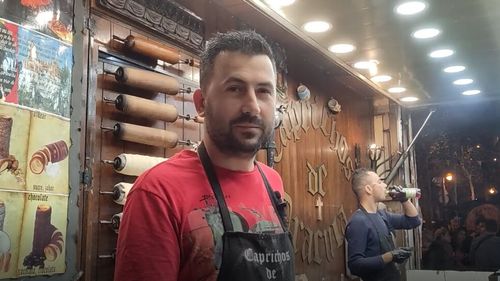 VIDEO | Student în Reșița, grataragiu în Barcelona. Dacă trăiești în Catalonia și ți-e poftă de mici suculenți ca în Obor, cu muștar și scobitoare, mâncați la „botul calului”, e musai să-l cunoști pe Mădălin, omul cu foodtruck-ul „Transilvania”