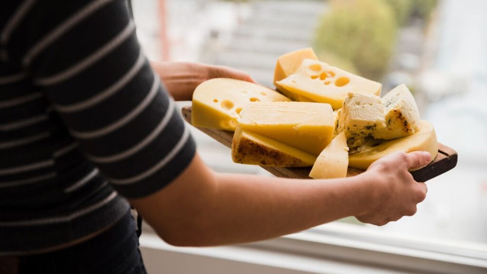 Consumul de brânză ar putea reduce riscul de Alzheimer, arată un studiu desfășurat pe 25 de ani / Cercetătorii vorbesc despre o legătură surprinzătoare