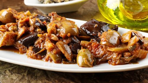Caponata siciliană, un fel de zacuscă dar dulce acrișoară și cu măsline. Cum se prepară și cum se consumă