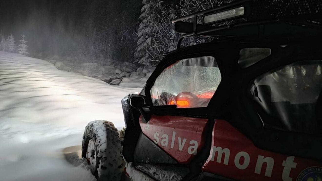 Ceai cald, sandvich-uri şi batoane proteice pentru un ucrainean care a trecut graniţa prin munţi/ Salvamontiștii l-au găsit în hipotermie după un drum de șase zile