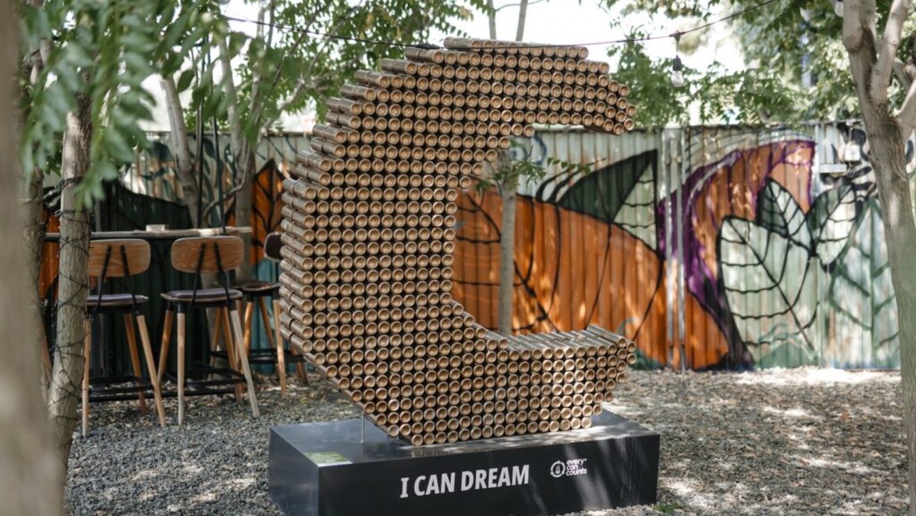 FOTO | Doze de aluminiu transformate în opere de artă, expuse în mai multe restaurante din București / Fiecare piesă transmite un mesaj inspirațional