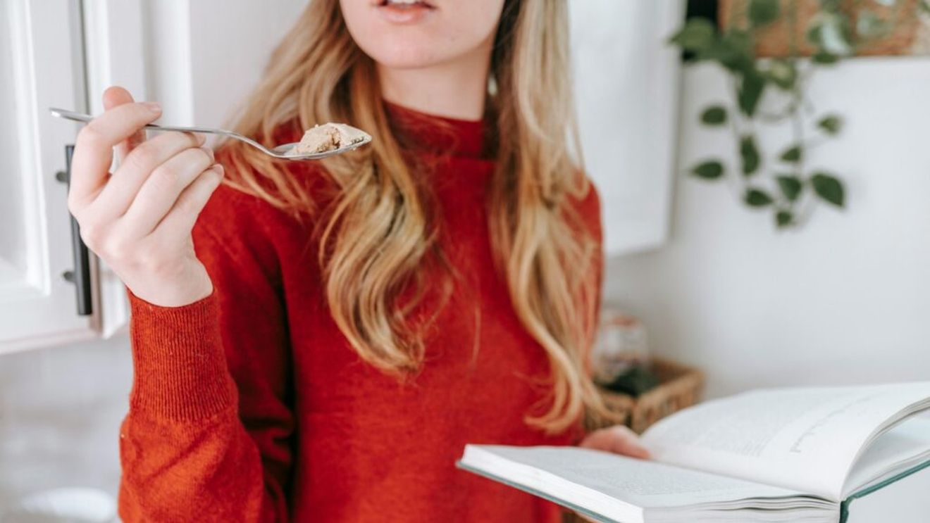 Sunt student, ce mănânc? Rebeca, care are și job, preferă mâncarea gătită și este sinceră: „Mereu fac risipă alimentară și ăsta e un obicei de familie” / Tânăra încearcă să respecte cele trei mese principale ale zilei