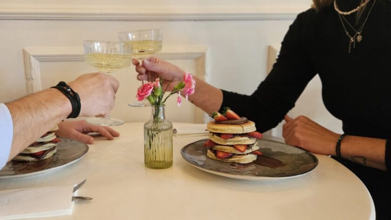 VIDEO | Surpriză dulce de Valentine’s Day: Clătite delicioase pentru o seară romantică / Chef Silvia Ciobanu dezvăluie cum poți face un plating spectaculos de Ziua Îndrăgostiților: „Mai întâi mănânci cu ochii”