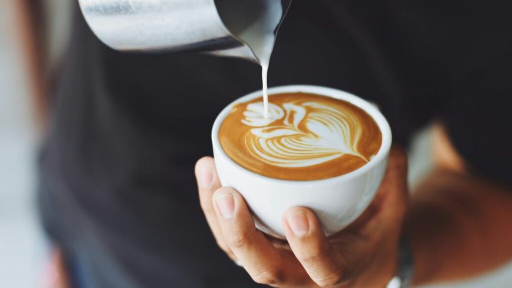 Care este cea mai sănătoasă cafea? Dieteticienii au analizat mai multe tipuri și au ajuns la concluzia că cea filtrată ne poate prelungi viața / Cine suferă de reflux gastroesofagian trebuie să bea cafeaua rece