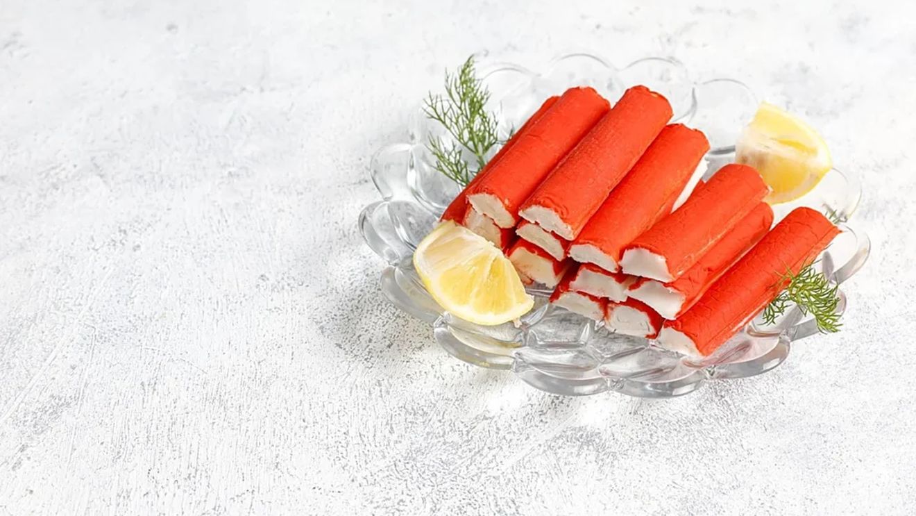 Ce este batonul de surimi pe care îl găsești la raionul de pește și fructe de mare din supermarket/ Adevărul din spatele „crabului” care nu este crab
