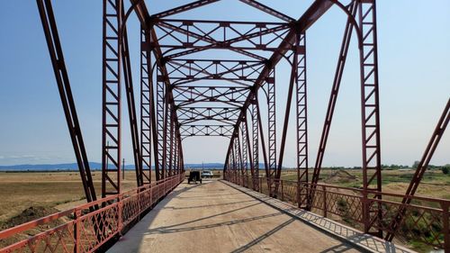 Arad: fermierii reclamă că podul reabilitat de la Șicula este prea îngust pentru utilaje