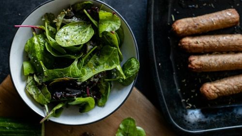 Cum să profiți de pâinea veche, verdețuri rămase prin frigider și apa de la fasolea sau lintea fiartă: „Cârnați” vegetarieni făcuți rapid 