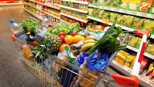 Eurobarometru 2025: Românii pun siguranța alimentară pe primul loc / 51% dintre cetățenii României consideră acest criteriu cel mai important, înaintea costului (45%) și a gustului (41%) / 47% dintre respondenți se tem de intoxicațiile alimentare