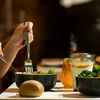 Crezi că pâinea îngrașă, zahărul trebuie eliminat și mâncatul seara te îngrașă? 11 mituri despre alimentația sănătoasă, demontate de știință