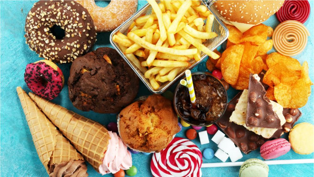 Alimentele ultraprocesate din fast food-uri și supermarketuri, principala cauză de deces la nivel mondial, conform experților
