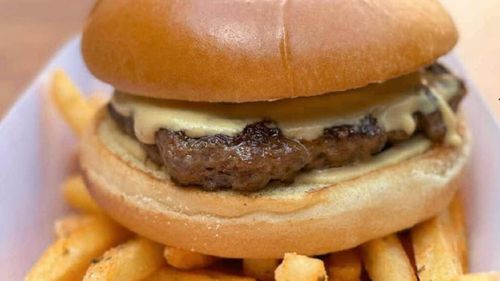 Rețetele Juanitei | Mici burgeri, varianta românească a celebrei chifle americane/ Un faimos fast food a inclus de altfel preparatul în meniul de „Gusturi românești”
