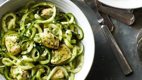 Cină cu tăiței de dovlecel, pesto și pui/Rețetă ușoară, pentru o masă de seară ușoară, săracă în carbohidrați