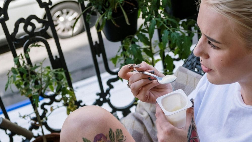 Iaurtul grecesc și skyr sunt cele mai sănătoase tipuri de iaurt, potrivit unui dietetician / Ce trebuie adăugat la ele pentru o masă echilibrată