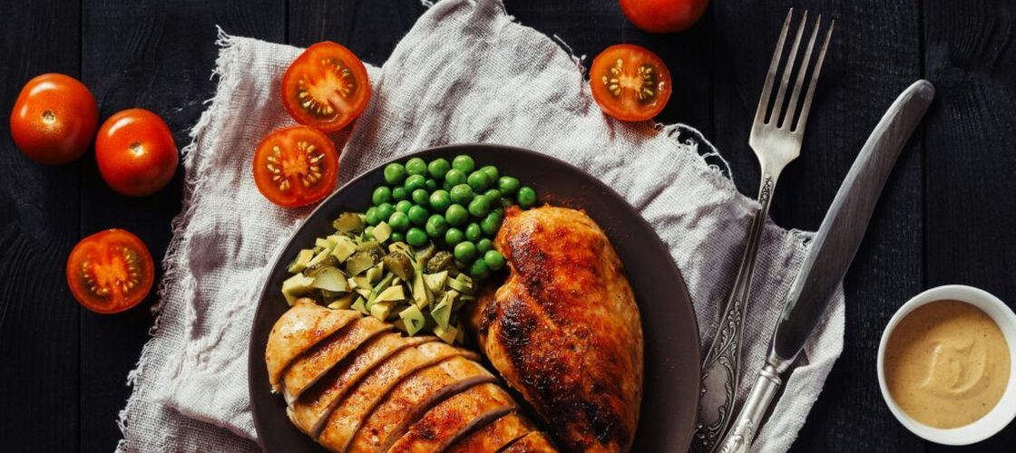 Secretul bucătarilor pentru pui mai fraged: Ingredientul banal din bucătărie care schimbă complet textura