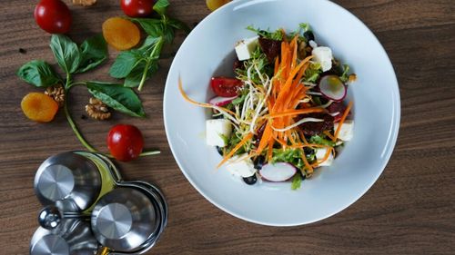 Te gândești să devii vegan? Vei beneficia de fibre și antioxidanți, dar te vei confrunta cu lipsa B12, o vitamină ce spriijină funcționarea celulelor nervoase și formarea globulelor roșii din sânge