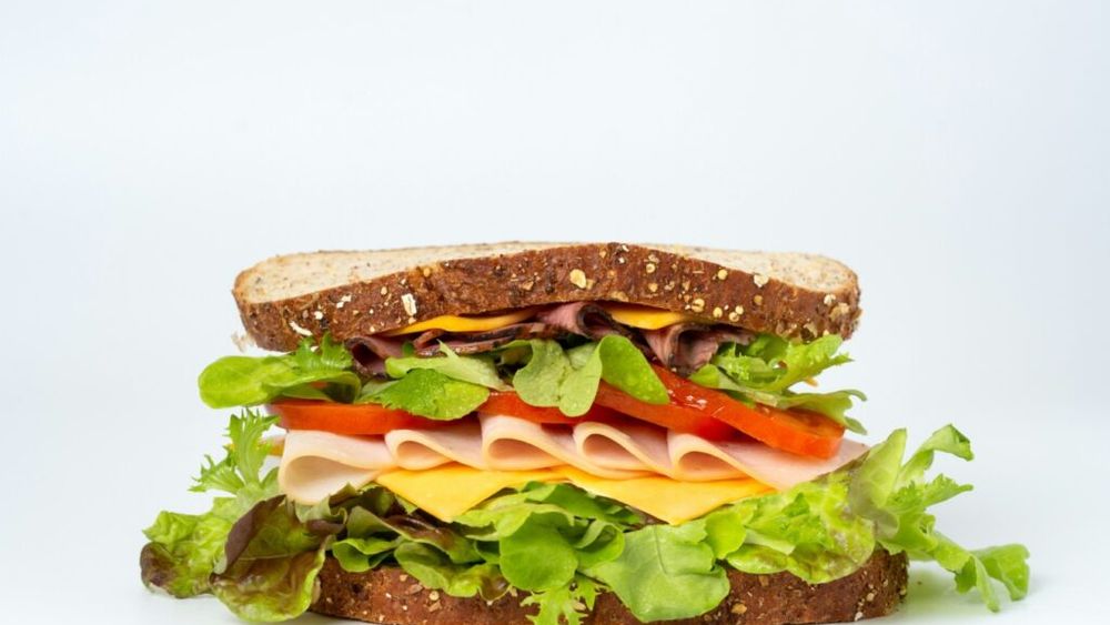 Produse care includ frunze de salată sunt suspecte că ar putea conține bacteria E-coli. Un focar apărut în Marea Britanie determină autoritățile să retragă zeci de produse din magazine