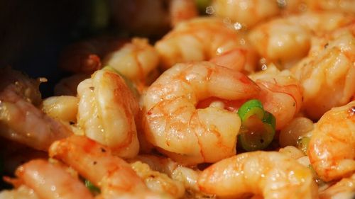 Rețetele Juanitei | Ce poți pregăti rapid cu o pungă de creveți din congelator/ Trei variante de prânz sau cină