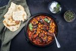 Moussaka libaneză, fără carne și fără sos bechamel / Rețeta simplă cu vinete și năut pe care merită să o încerci vara