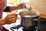 Pui sarea în apă înainte să fiarbă sau după ce dă în clocot? Când trebuie să sărezi apa pentru cartofi, paste și legume / Regula pe care o greșim fără să ne dăm seama