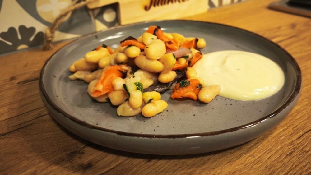 Rețetele Juanitei | Salată de morcovi copți, ceapă și fasole cu sos de muștar/ Se prepară rapid, poți coace legumele fie în friteuză fie în cuptor