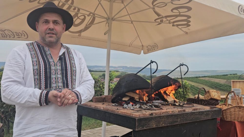 VIDEO | Sebastian Câmpean, brutarul care coace pâine în țest în inima Transilvaniei: „Practic, aceste cuptoare au unit familiile o grămadă de ani”
