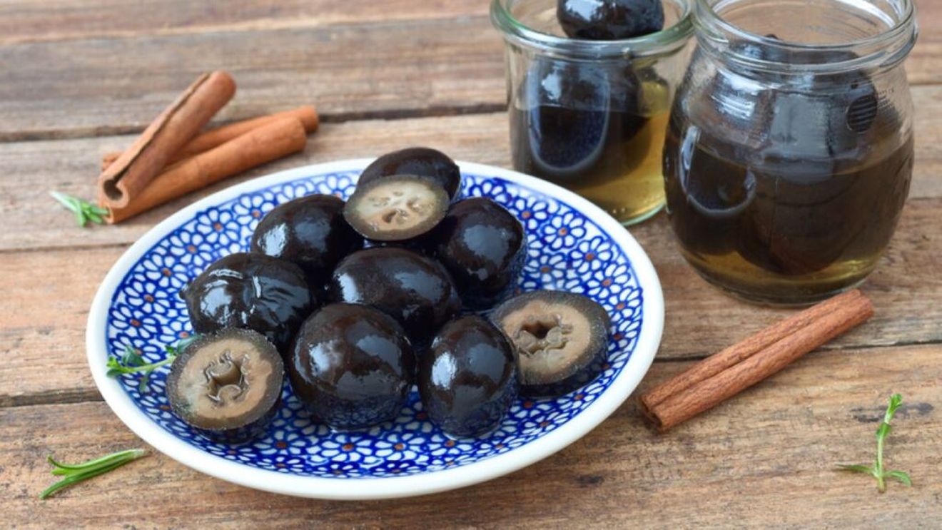 E luna iunie și nucile sunt încă verzi, și nu sunt bune doar pentru dulceață. Se pot conserva în borcan în soluție dulce-acrișoară, urmând o veche metodă cu care englezii le prepară ca aperitiv