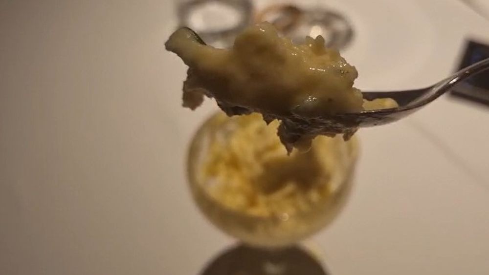 VIDEO | Înghețată cu ananas, busuioc și ulei de măsline / Desertul de vară inspirat din bucătăria italiană care poate fi un excelent digestiv