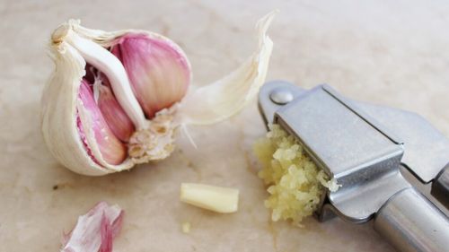 Cum faci să digeri mai bine usturoiul și să nu te mai balonezi când îl consumi crud