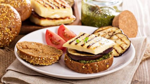 Sandwich cu vinete și brânză halloumi, un deliciu de mic dejun leneș de weekend. Tot ce mai putem adăuga în el ca să-l facem special