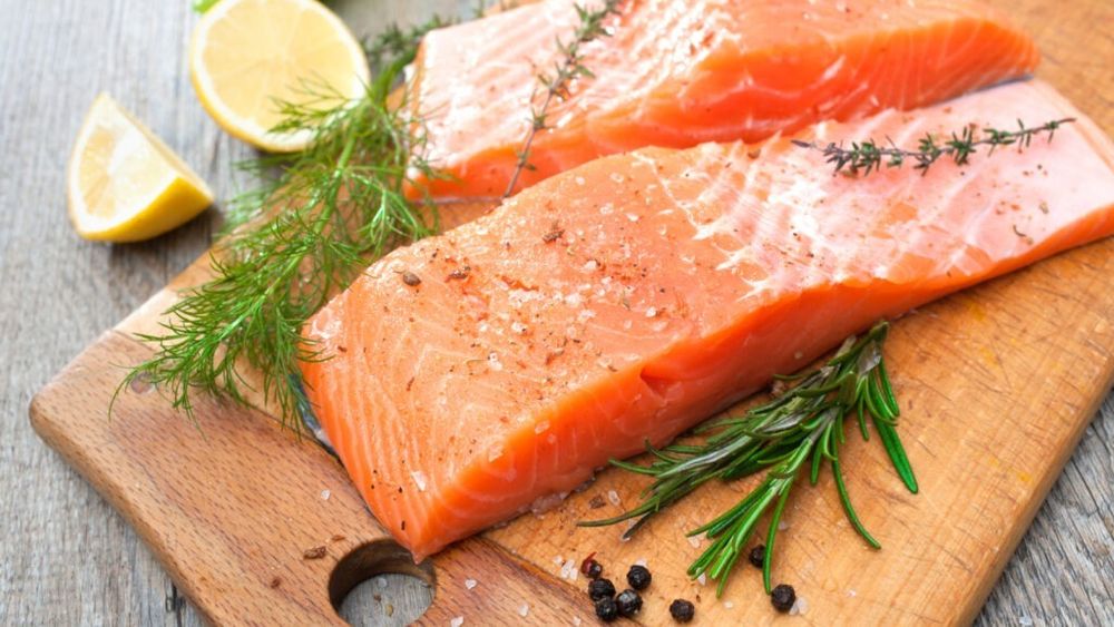 Somonul - un superaliment care poate modela sănătatea organismului / Tot ce trebuie să știi despre beneficii, riscuri, valori nutritive ale acestui tip de pește