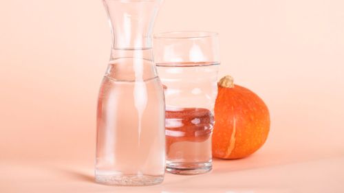 „Stacked water”, noul trend viral din online / Ce spun specialiștii despre apa „îmbogățită” cu suplimente / Beneficii și riscuri