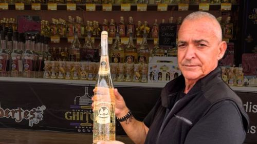 FOTO VIDEO | Palinca îmbogățită cu fulgi de aur și cu canabis. Costin Ghiță, proprietar Ghițos: În Japonia mi-au făcut reclamă pe gratis luptătorii de sumo. După câteva pahare de pălincă s-au făcut criță și apoi au postat în social media
