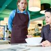 Un critic culinar dezvăluie care sunt semnele că ar trebui să fugi dintr-un restaurant, înainte să comanzi / De la baia murdară la recenziile influencerilor