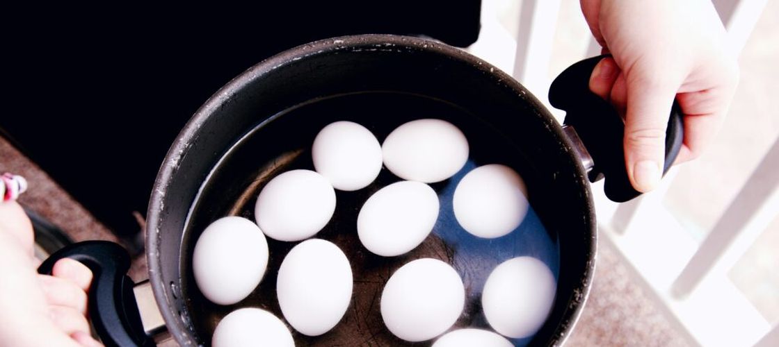 Trucul care promite ouă fierte perfecte poate avea efecte nedorite. Ce se întâmplă dacă înțepi coaja înainte de a le găti
