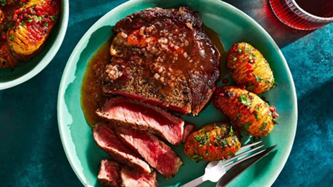 Friptură de vită cu piper și sos de vin roșu / Un prânz delicios și rafinat, un adevărat răsfăț culinar