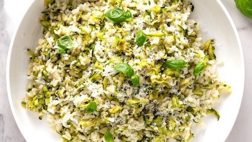 Rețete superușoare de vară: Orez rece cu dovlecei și cașcaval ras. Combinație vegetariană rapidă, economică, sănătoasă, de sezon