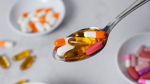 Adevărul despre suplimentele alimentare „naturale” / Ce riști dacă iei doze mari de vitamine