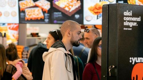 De ce cheltuim mai mult la casele self-service / Ecranele tactile de la restaurantele fast-food te încurajează să comanzi mai multă mâncare, arată studiile