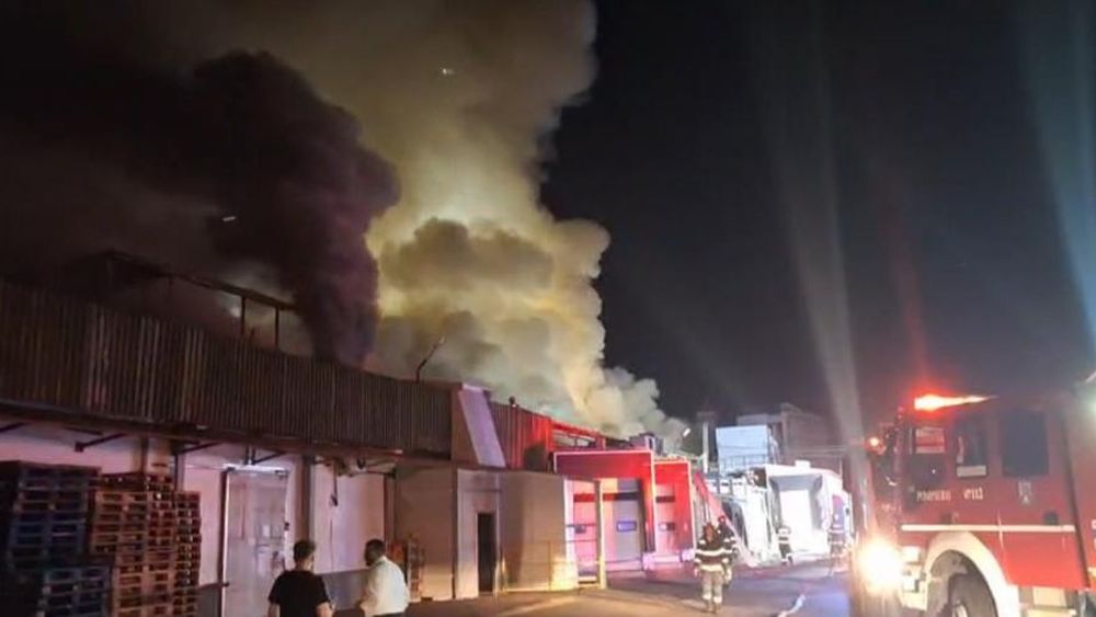 Breaking | Incendiu în Sectorul 2 / Prefectul Capitalei: „În proporţia cea mai mare sunt depozite de produse alimentare”