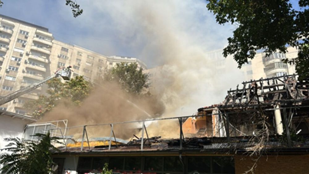 Incendiu în zona centrală a Capitalei, la un fost restaurant, care a mai fost afectat de incendiu şi la sfârşitul anului trecut / A fost emis mesaj RO-Alert 