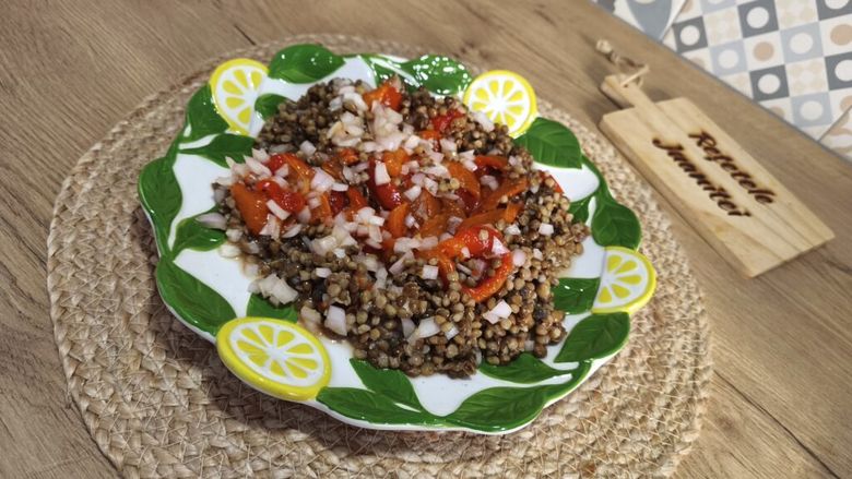 VIDEO FOTO | Salată rapidă de linte cu ardei copți. Cu puține ingrediente, se prepară simplu, în câteva minute